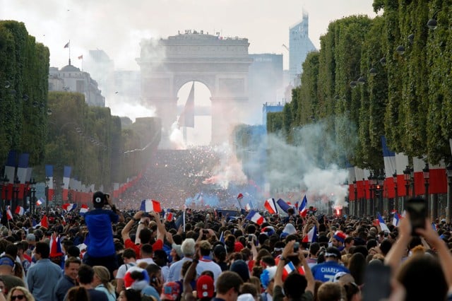 ฝรั่งเศส คลั่งทั้งเมือง แฟนตราไก่เรือนแสนฉลองแชมป์โลกครั้งแรกรอบ 20 ปี